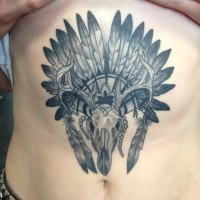 Tatuaje en el vientre,  cráneo estupendo de animal en sombrero de plumas