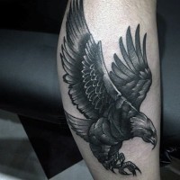 accurato disegno nero e bianco aquila volante tatuaggio su gamba