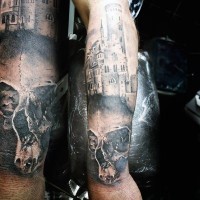 Tatuaje en el brazo, castillo en el cráneo, diseño asombroso