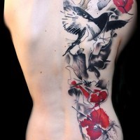 Tatuaje en la espalda,
ave volando y varios flores