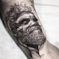 Akkurat aussehendes schwarzes und weißes Bizeps Tattoo des alten Mannes Porträt