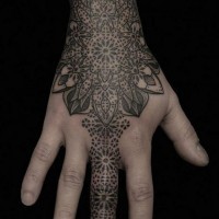 Akkurat aussehendes farbiges Hand und Finger Tattoo mit ornamentaler Blume
