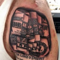 Akkurates natürlich aussehendes Dollarschein Tattoo am Schulterbereich