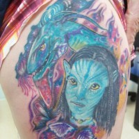 Tatuaje colorido en el muslo,  héroes de Avatar  maravillosos