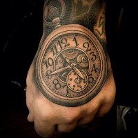 Akkurate schwarze und weiße Uhr Tattoo an der Hand