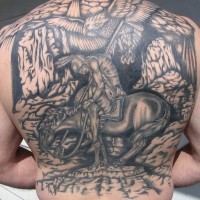 Tatuaje en la espalda, guerrero a caballo y águila, dibujo negro blanco