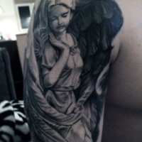 Tatuaje en el brazo,
estatua volumétrica de ángel divino