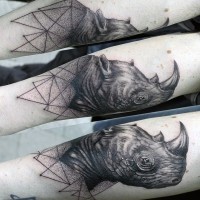 Akkurat gemaltes schwarzes detailliertes Nashornkopf Tattoo am Unterarm mit geometrischen Figuren