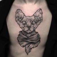 Präzises schwarzes im Gravur Stil Brust Tattoo mit ägyptischer Katze