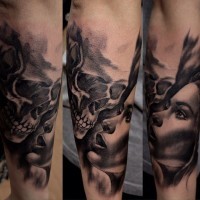 Tatuaje en el antebrazo,
mujer con cráneo humano, dibujo negro blanco volumétrico