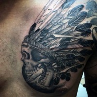 Tatuaje en el pecho,  cráneo de nativo ameticano en sombrero de plumas y flechas