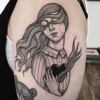 Tatuaje en el brazo, mujer interesante con agujero en forma de corazón