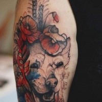 Accurato dipinto da Joanna Swirska tatuaggio del braccio superiore di orso con fiori