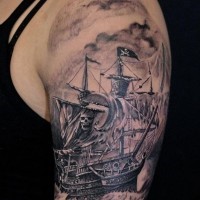 Tatuaje en el hombro,
 barco fascinante detallado con símbolo pirata
