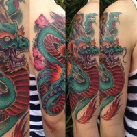Tatuaje en el brazo,
dragón impresionante de colores verde rojo