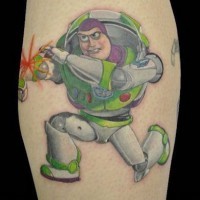 Akkurat gemaltes farbiges Beinmuskel Tattoo von Raum Soldat aus Toy Story Cartoon