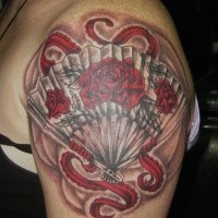 Akkurat gemaltes farbiges Schulter Tattoo von Fachel mit Rosen