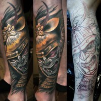 Akkurat gemaltes buntes Bein Tattoo mit Samuraiskriegers Helm