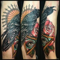 Tatuaje en la pierna, cuervo grande detallado con pirámide masónico y rosa