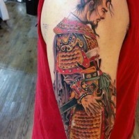 Tatuaje colorido en el hombro, samurái tranquilo detallado