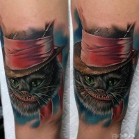 Tatuaje en el brazo, gato de chesire dulce en sombrero de copa