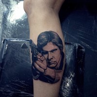 Tatuaje en la pierna, dibujo simple de Han Solo con pistola