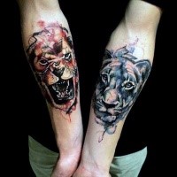 Tatuagem de antebraço com estilo aguçado e preciso de leões diferentes
