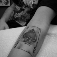 Tatuaje en el antebrazo, carta as de picas, colores negro y blanco