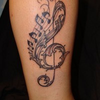 Entzückender Violinschlüssel Tattoo am Bein