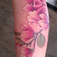 adorabile fiore rosa  tatuaggio sulla gamba