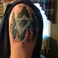 Tatuaje en el brazo,
estrella de david hermosa azul
