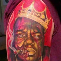 Tatuaje en el brazo,
rey zombi africano que fuma