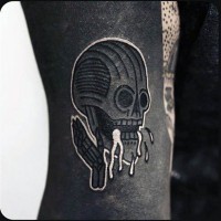 Kleines schwarzes und weißes Skelett des Aliens Tattoo