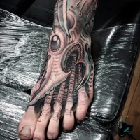 Alien Stil schwarzweißes biomechanisches Tattoo am Fuß