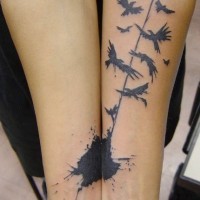 Tatuaggio nero sui bracci lo stormo degli uccelli by Xoil