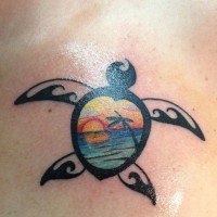 Erstaunliche schwarze Tinte Schildkröte mit Sonnenuntergang Tattoo