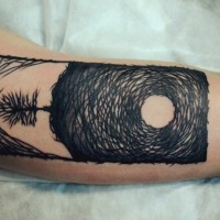 Tatuaje en el brazo,
diseño de árbol en una colina, tinta negra