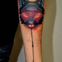Tatuaje en el antebrazo, gato abstracto multicolor