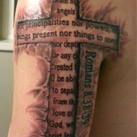 Tatuaje en el brazo, cruz volumétrica con texto de la biblia