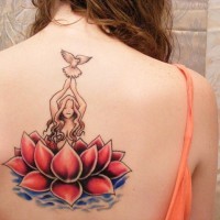 Tatuaje en la espalda, loto rojo con chica delgada y paloma