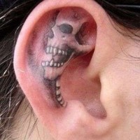 Tatuaje de cráneo pequeño en la oreja