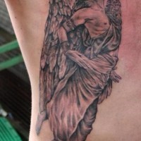 Tatuaggio carino sul fianco l'angelo che si libra in volo