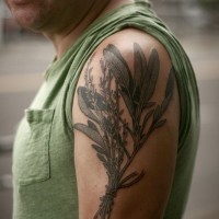 Tatuaje en el brazo,
bouquet de flores silvestres