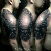 Tatuaje de xenomorfo realista en el hombro