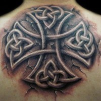 Tatuaje en la espalda,
cruz celta volumétrica