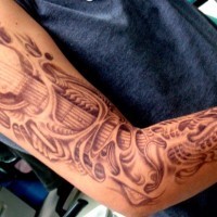 Tatuaje en el brazo, guitarra maravillosa debajo de la piel extraña