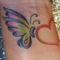 Tatuaje en la muñeca, mariposa fantástica con corazñon