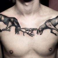 eccezionale grande inchiostro nero lotta  di due cervi tatuaggio su petto