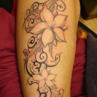 Tatuaje en el brazo,
flores de jazmín grises con patrón negra