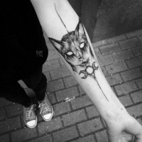 Tatuaje en el antebrazo,
gato misterioso en colores negro blanco